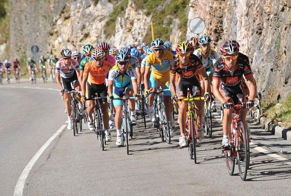 The Caisse d'Epargne team set the pace to bring back the breakaway.