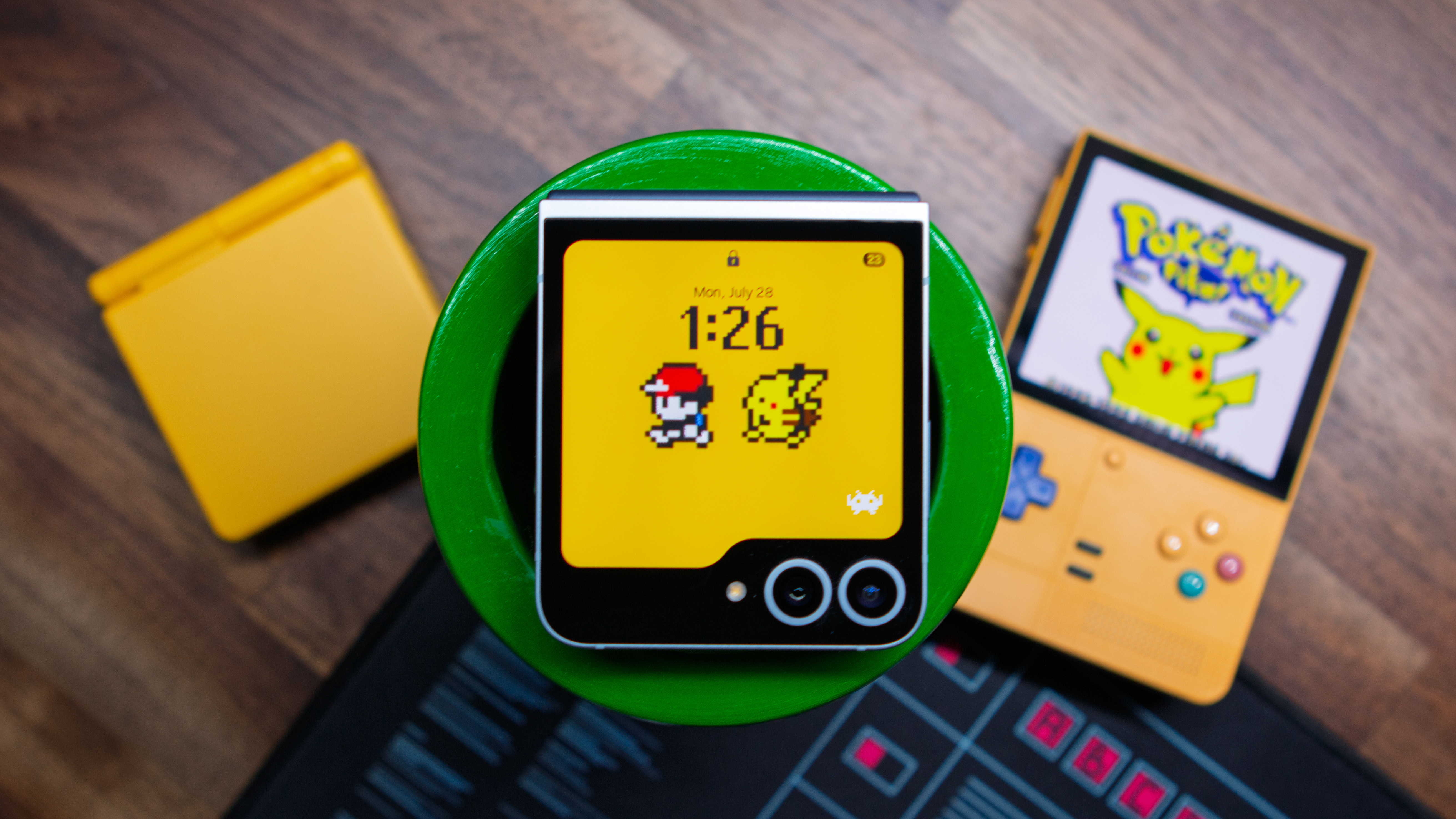 Ash and Pikachu Lock Screen on Galaxy Z Flip 6 Cover display