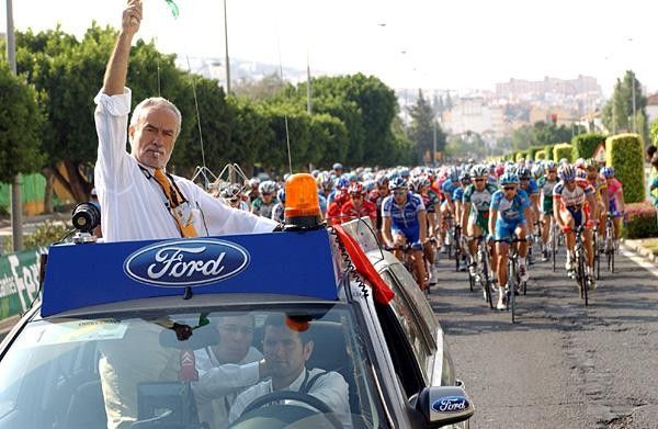 Race director Victor Codero blows the whistle to start stage 2