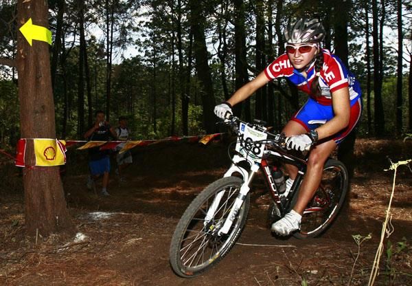 Laura Munizagua (Chile) won the gold medal in the junior women's cross country.