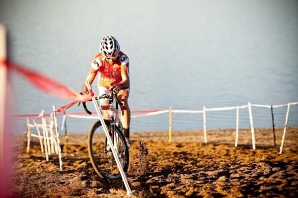 Geoff Kabush (Rocky Mountain) working to stay inside the tape as he rides through the deep sand.
