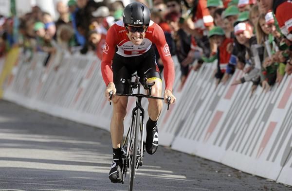 Levi Leipheimer (RadioShack) gives it his all in the closing metres.