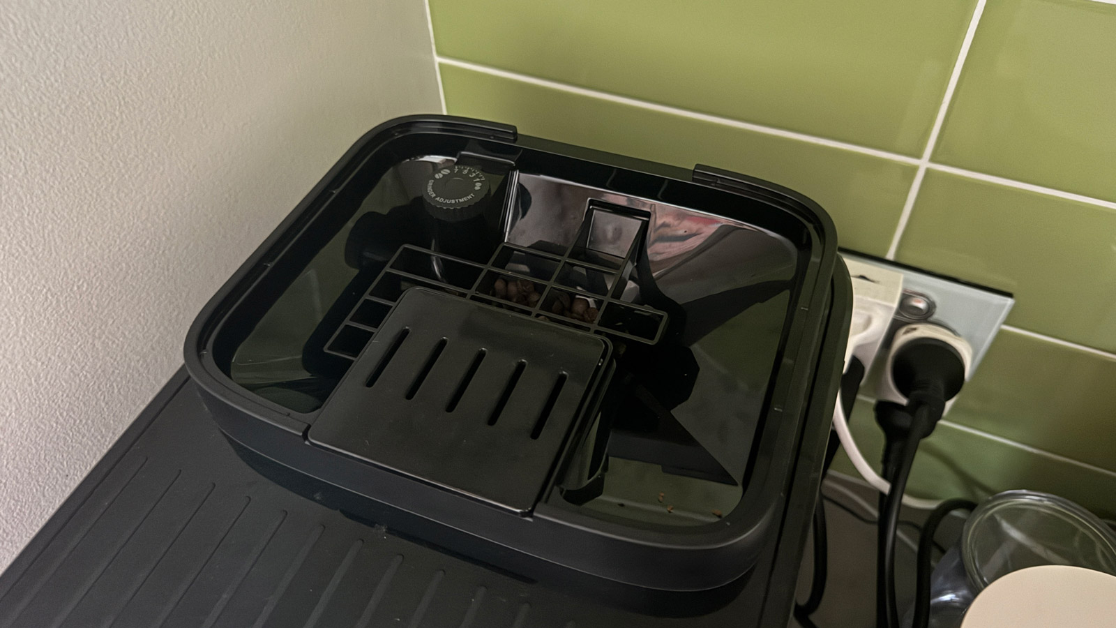 Coffee bean hopper of the De'Longhi Magnifica Evo Next coffee machine.