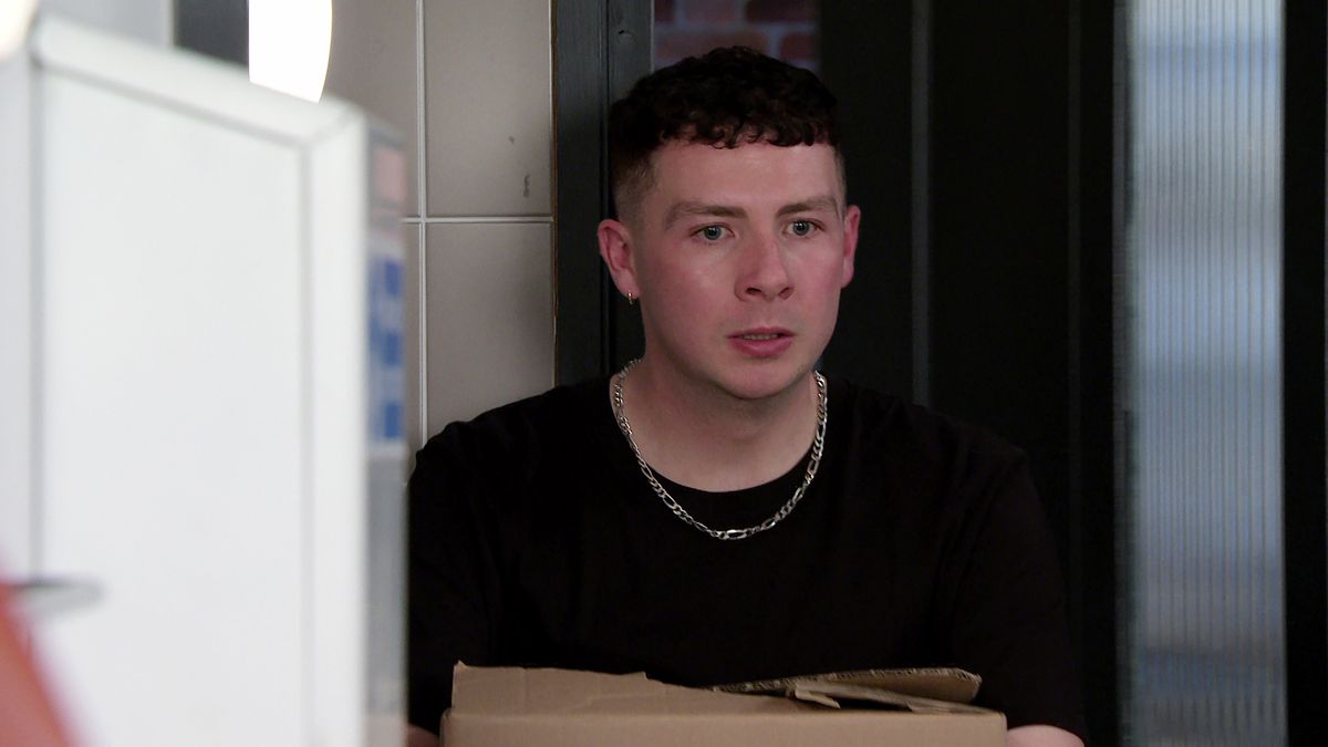 Jacob&#039;s delivery is interrupted by the police in Coronation Street 