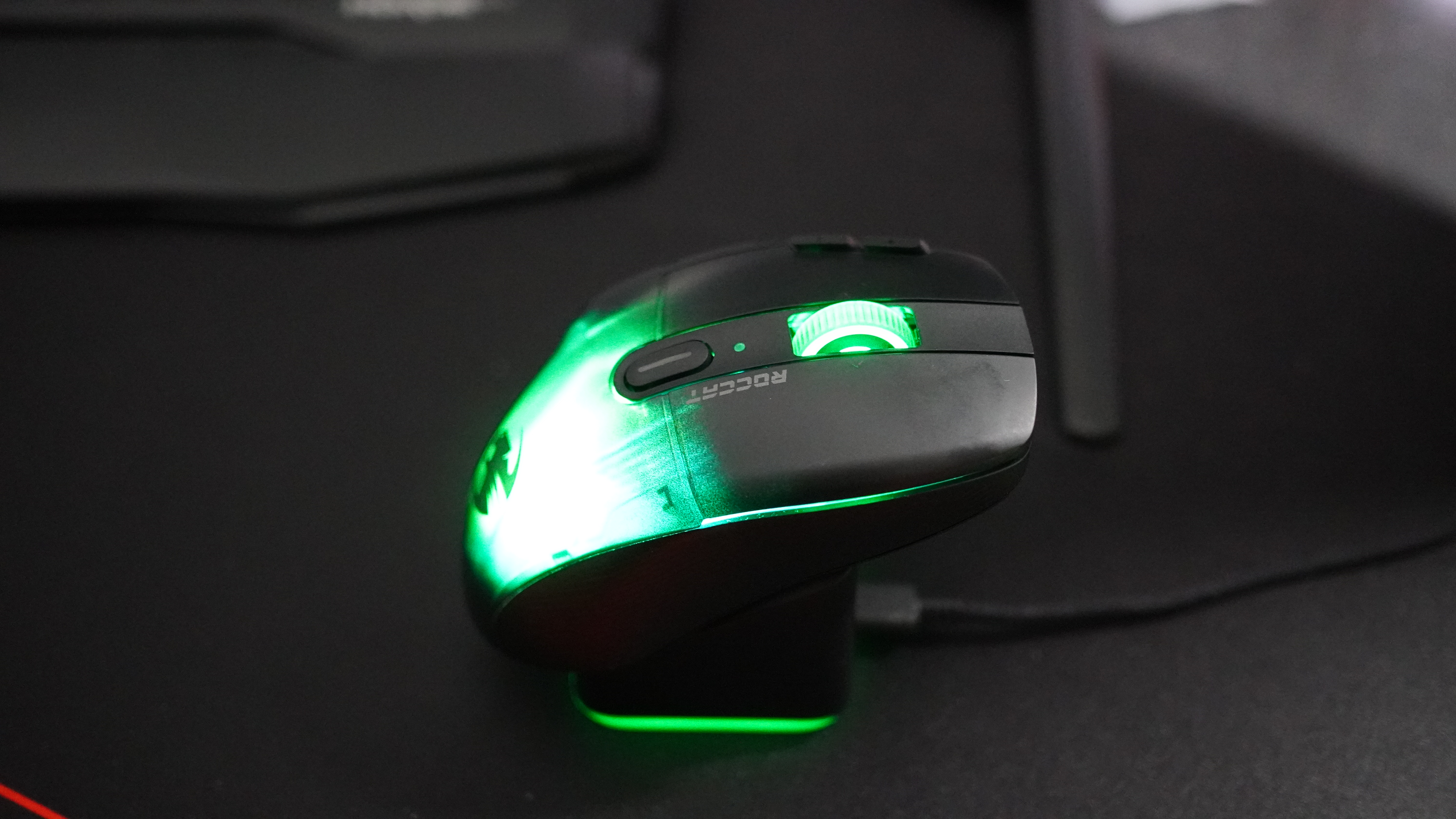 Roccat Kone XP Air auf Ladestation