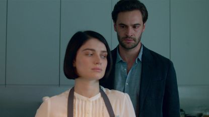 BEHIND HER EYES, from left: Eve Hewson, Tom Bateman, (Season 1, ep. 104, aired Feb. 17, 2021). photo: ©Netflix / Courtesy Everett Collection