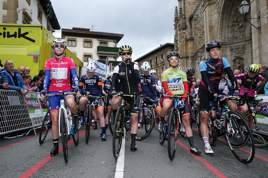 Waiting for the start of stage 4 at Emakumeen Bira