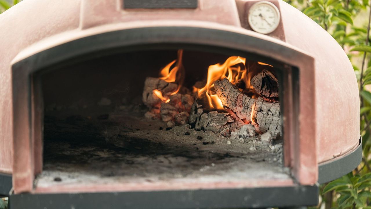 A close up on a fire in a pizza oven