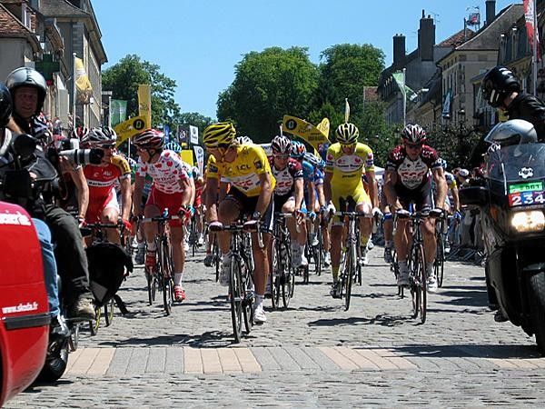 The rollout with Cancellara in yellow and Chavanel in the polka dot.