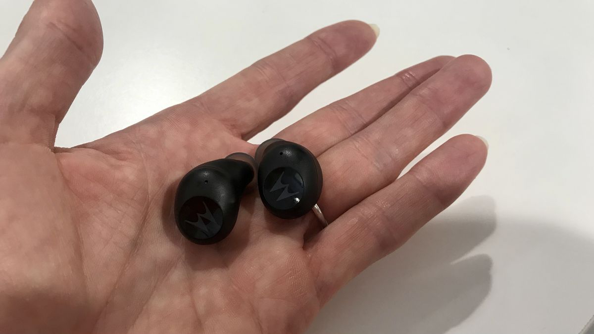 Motorola Razr 3’s matching cheap earbuds say ‘Hello Moto’ like it’s 2004