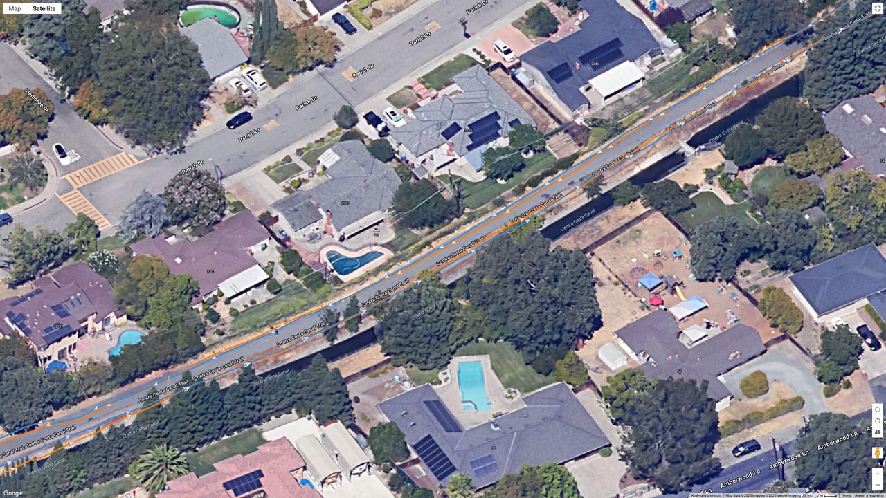 A Google satellite map showing how the Garmin Venu X1's all-systems GNSS line (orange) compares to the Garmin Forerunner 970's dual-frequency GPS line (blue) for accuracy during a city run.