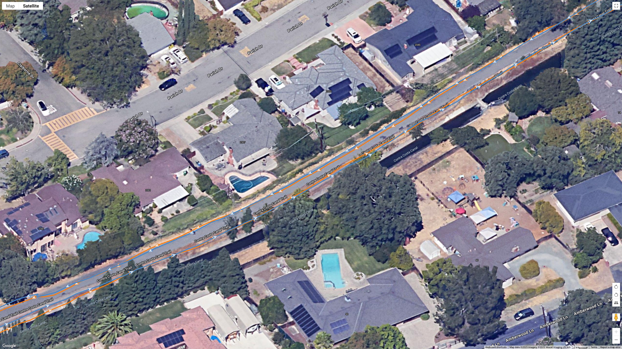 A Google satellite map showing how the Garmin Venu X1's all-systems GNSS line (orange) compares to the Garmin Forerunner 970's dual-frequency GPS line (blue) for accuracy during a city run.