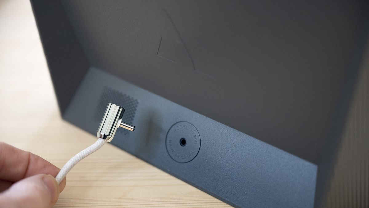 Power cord of the Aura Carver Mat digital frame