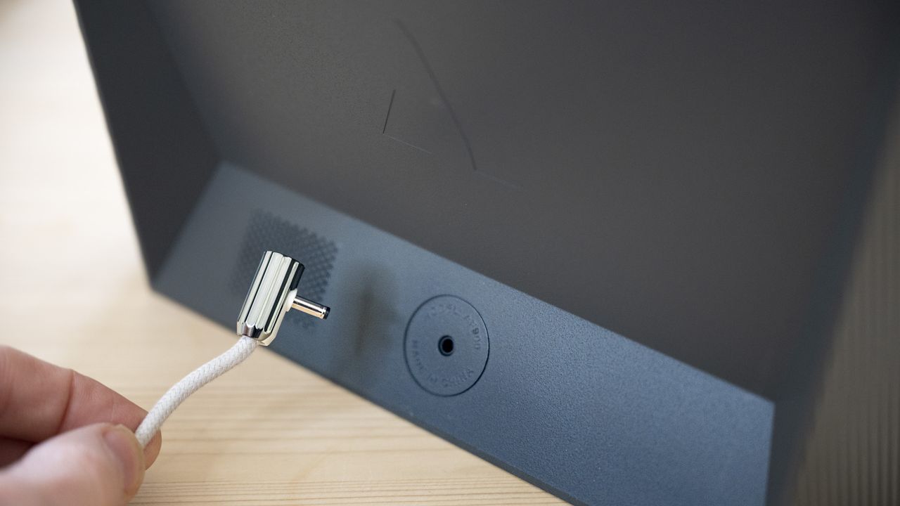 Power cord of the Aura Carver Mat digital frame