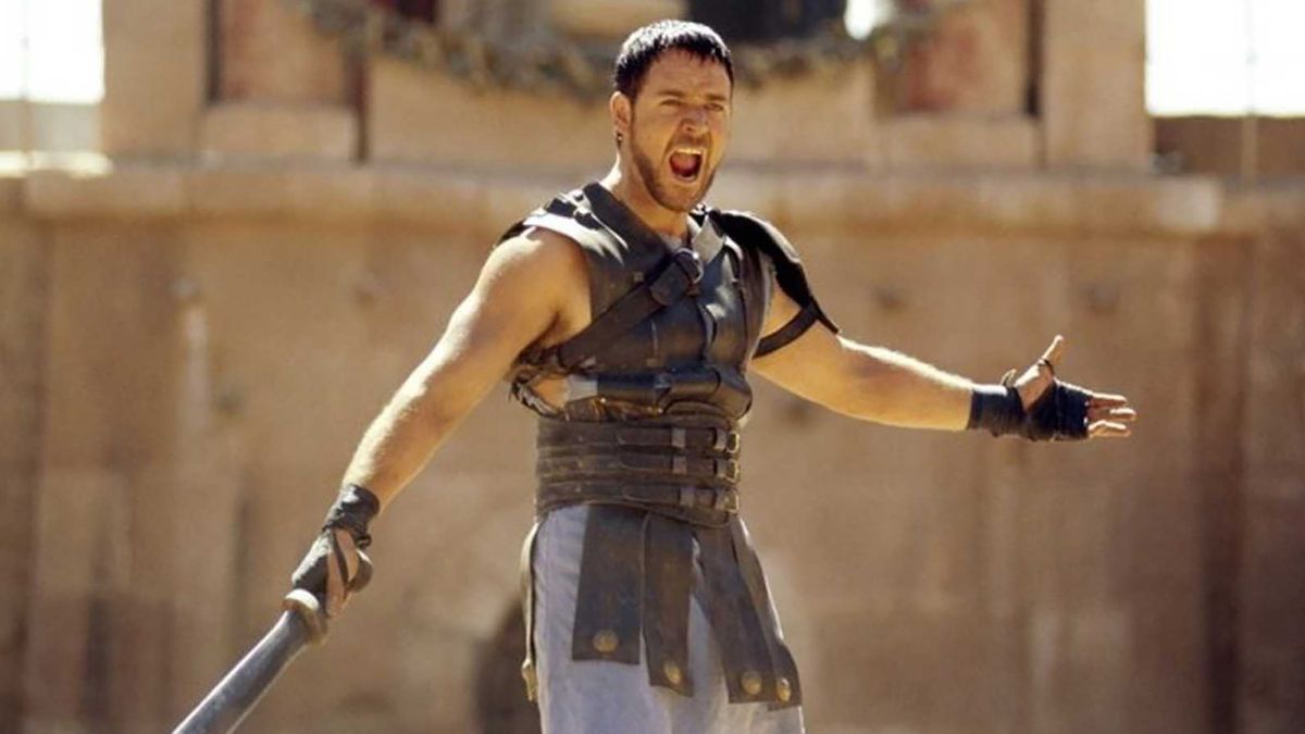 Russell Crowe holding sword and looking ready to roll in Gladiator (2000).