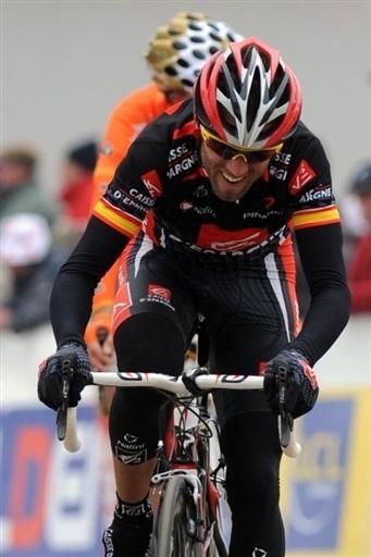 Alejandro Valverde (Caisse d'Epargne) rides to second place.