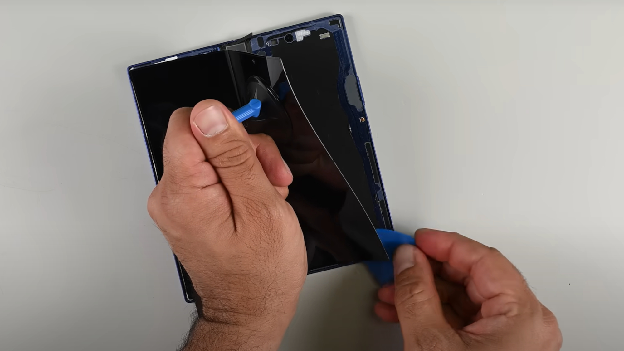 Removing the inner display on the Z Fold 7