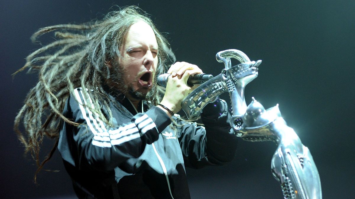 Jonathan Davis of Korn onstage in 2010