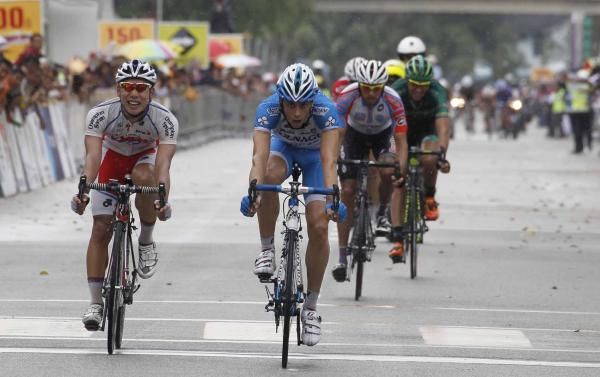 Marco Canola (Colnago-CSF) dives for the line.
