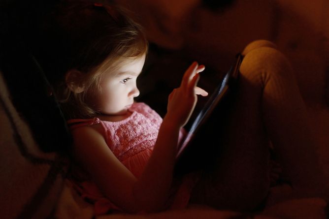 Child on iPad, digital childhood