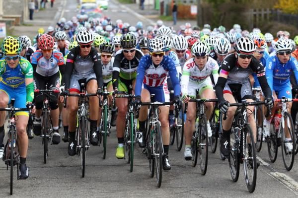 The bunch before the main climbs