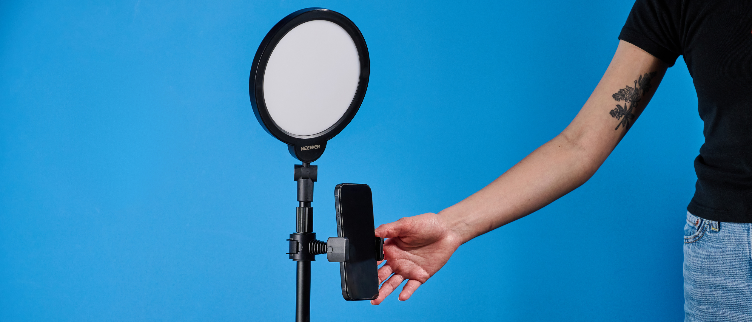 The Neewer Basics R06 7-inch Round Light photographed in front of a blue background.