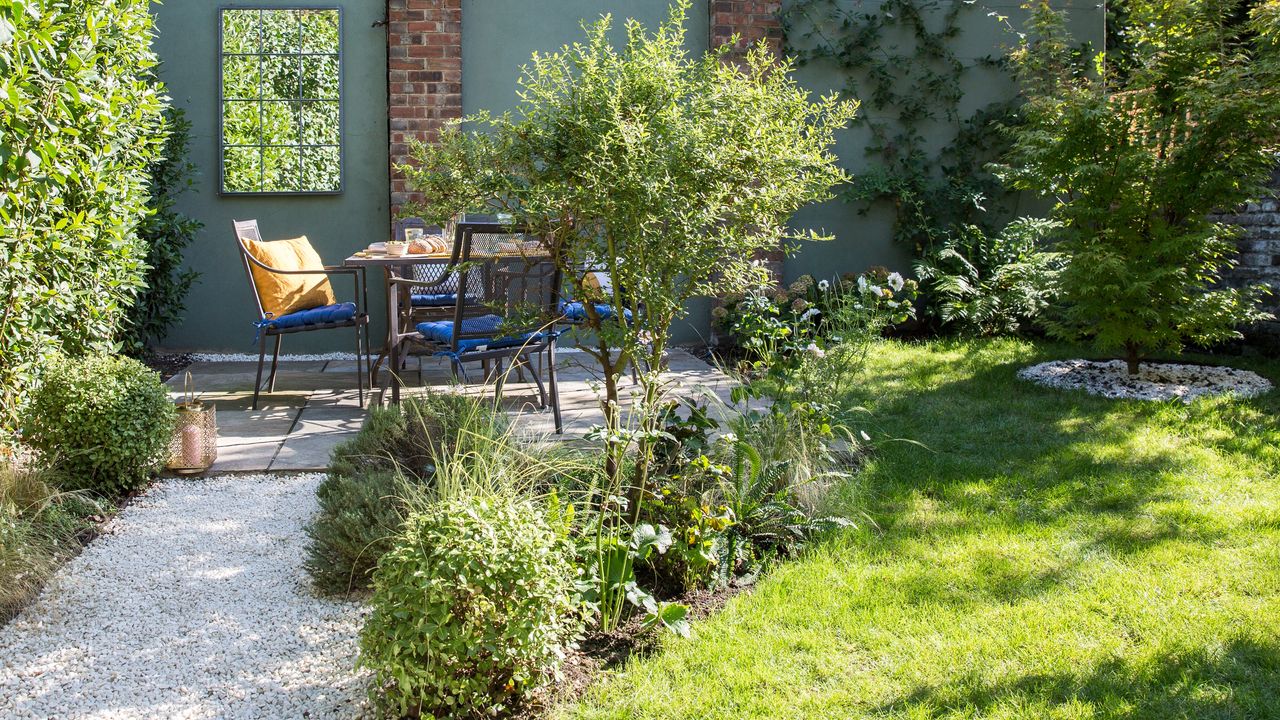 A garden with green grass and garden furniture