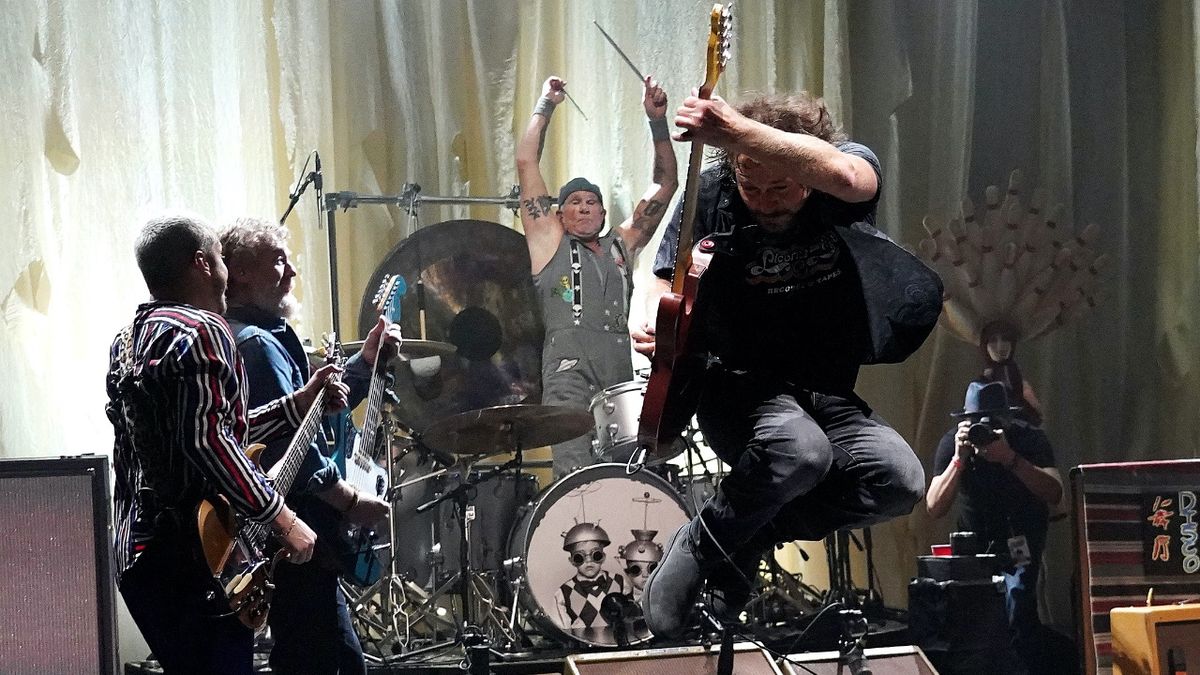 Eddie Vedder and Chad Smith performing on stage