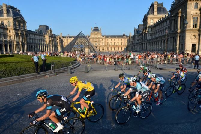 The Tour de France peloton passes the Mus&eacute;e du Louvre