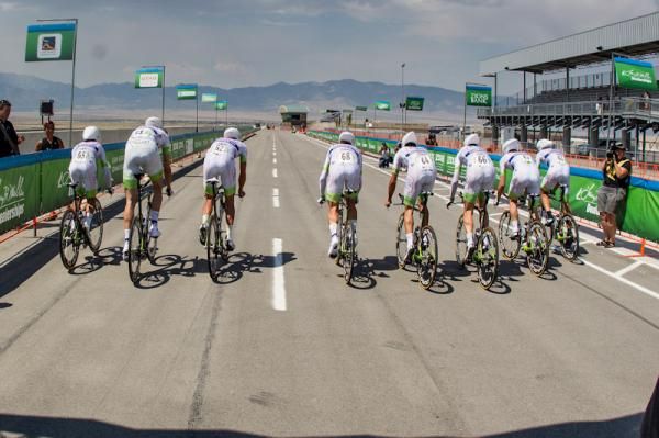 The Argos-Shimano team leaves the start.