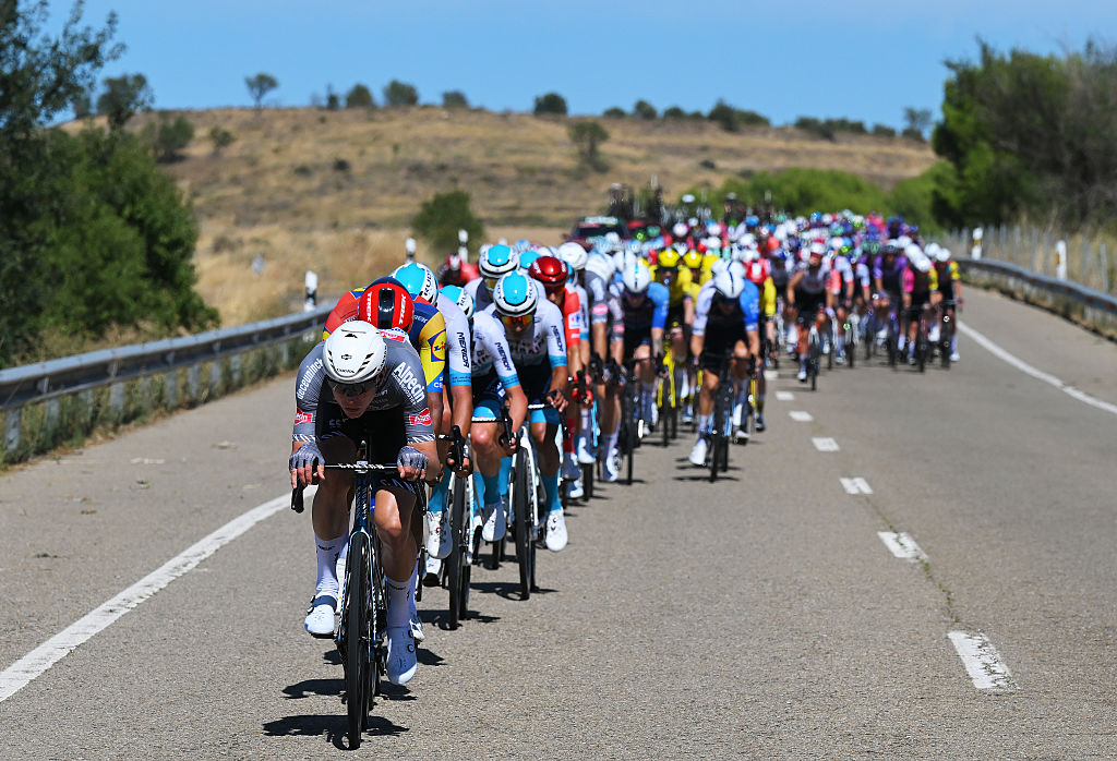 Vuelta a España stage 8 LIVE – Peloton bringing the break back for a sprint on a headwind-affected day
