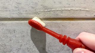 Toothbrush cleaning grout
