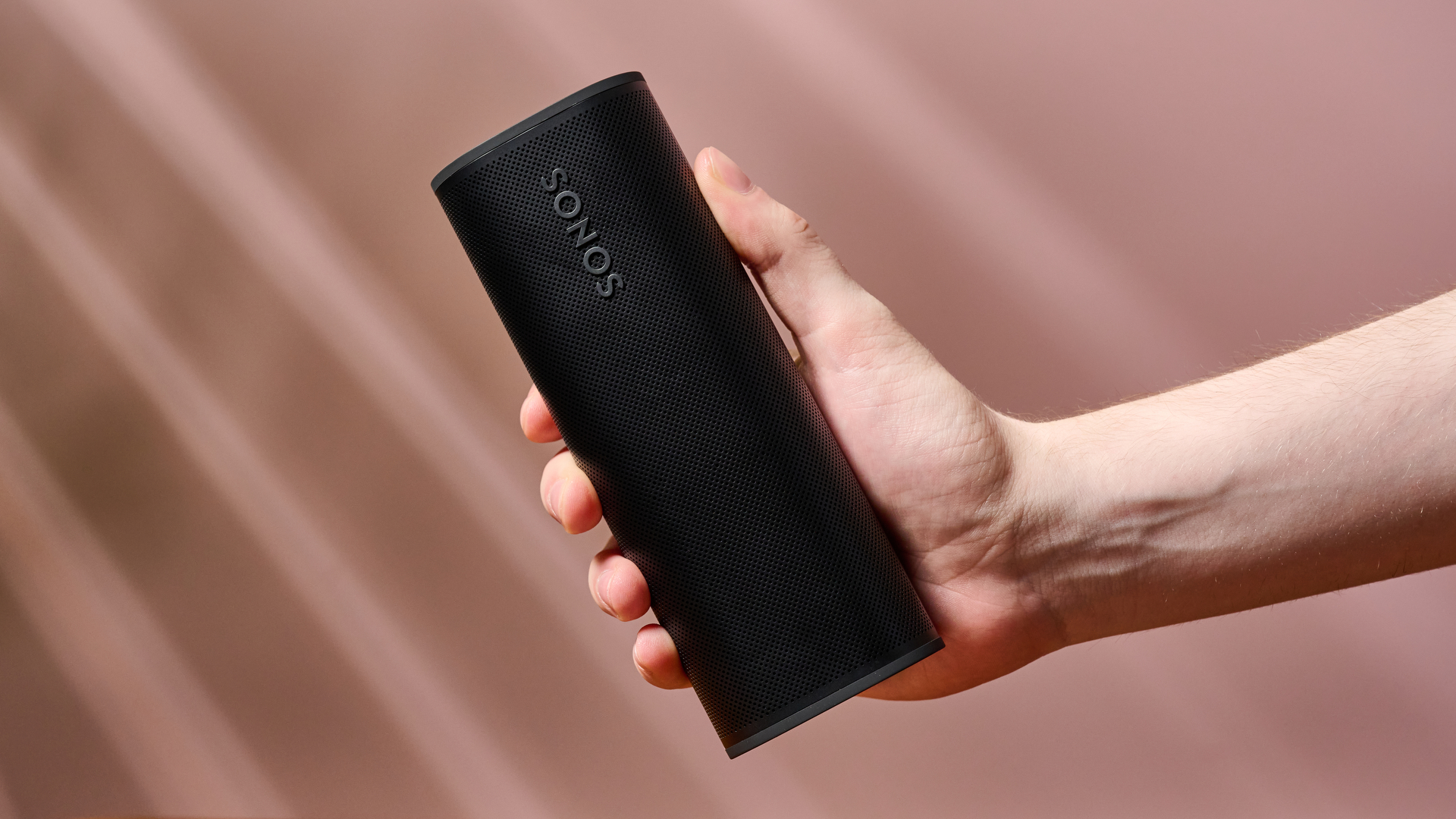 Man holding the Sonos Roam 2