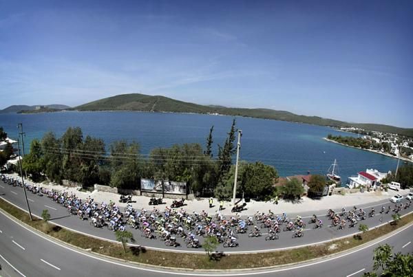 The peloton makes its way from Marmaris to Turgutreis under blue skies and sunshine.