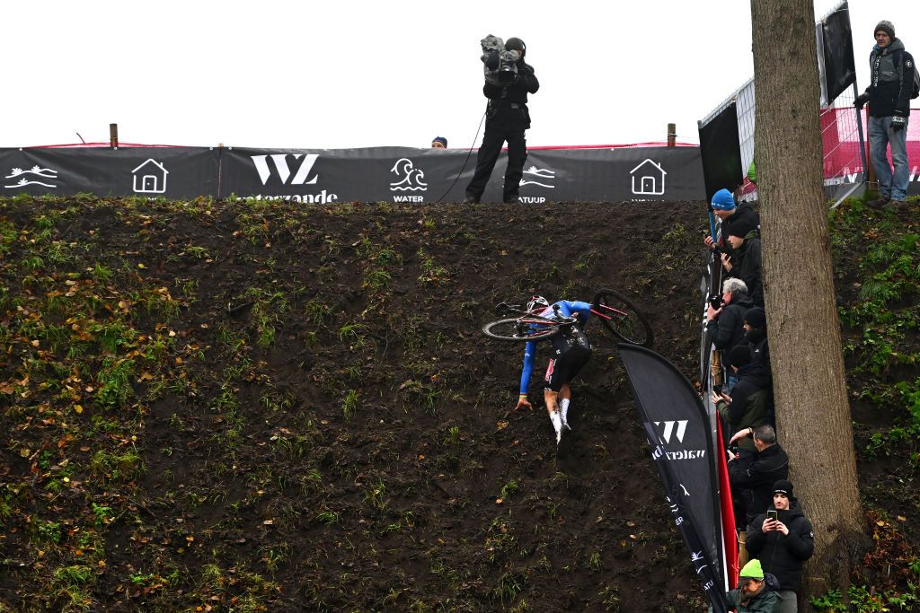 HULST NETHERLANDS NOVEMBER 27 Mathieu Van Der Poel of The Netherlands and Team AlpecinDeceuninck competes to win the 7th UCI Cyclocross World Cup Hulst 2022 Mens Elite CXWorldCup on November 27 2022 in Hulst Netherlands Photo by Luc ClaessenGetty Images