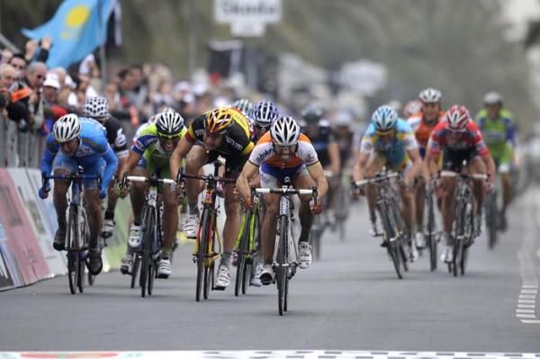Oscar Freire (Rabobank) led the final mad dash to the line ahead of Tom Boonen (Quick Step) and Alessandro Petacchi (Lampre-Farnese Vini)