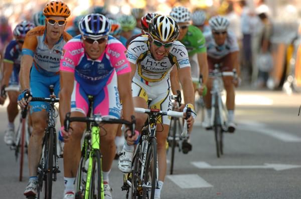 Alessandro Petacchi (Lampre-Farnese Vini) takes second
