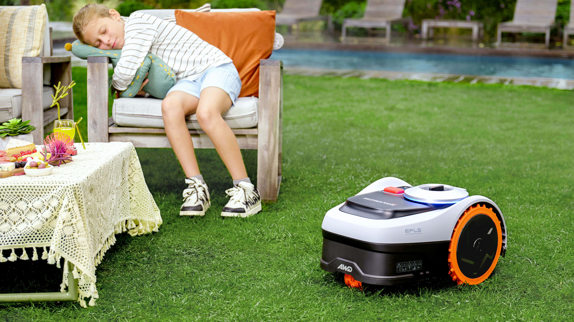 Segway Navimow i2 AWD cutting lawn.