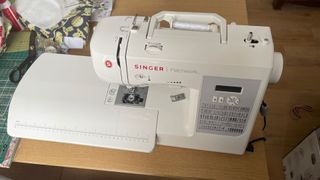 Singer Patchwork 7285Q review: a phone of a Singer sewing machine
