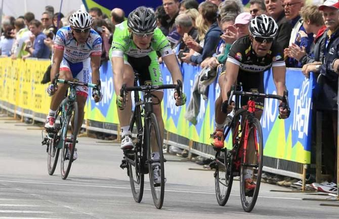 Enrico Battaglin (Bardiani-CSF Inox) wins the sprint for 9th place.