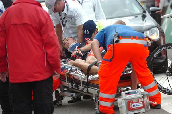 Arnaud Coyot (Caisse d'Epargne) is taken away on a backboard.