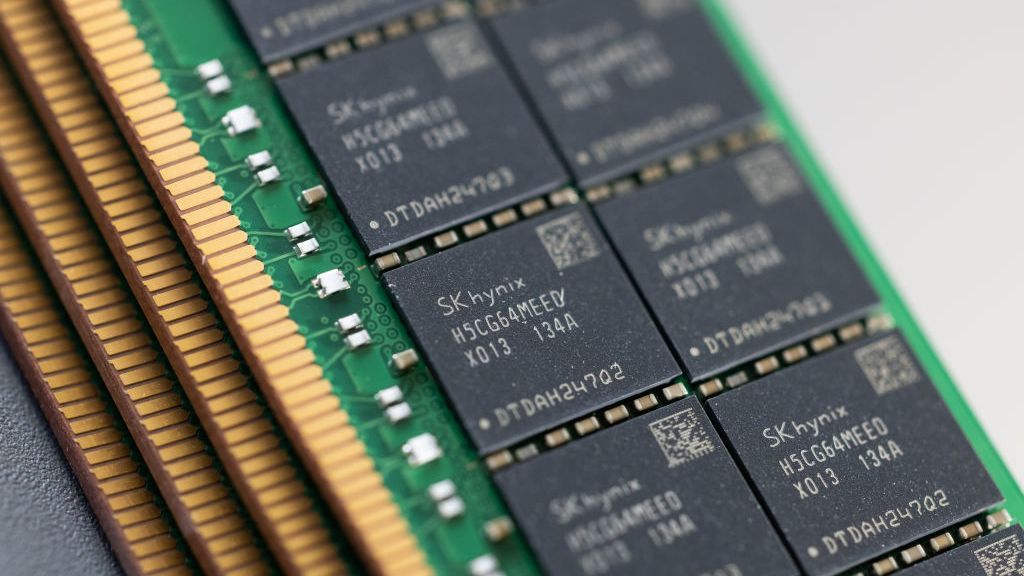 SK Hynix&amp;#039;s 256GB Double-Data-Rate (DDR) 5 memory modules chip