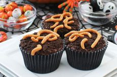 Halloween worm cupcakes