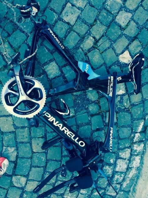 Sergio Henao's broken bike