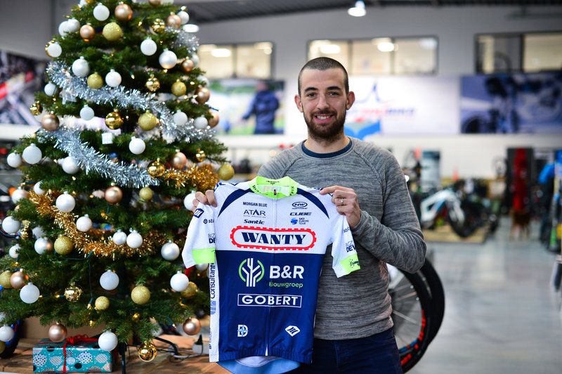New signing Ludwig De Winter shows off the new jersey