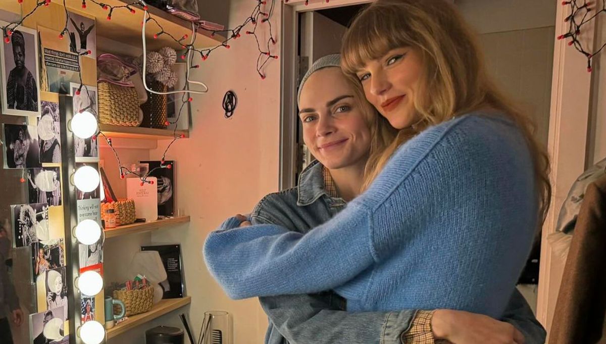 Taylor Swift Turns a Fringe Sweater Into a Mini Dress for 'Cabaret' - Vimarsana News