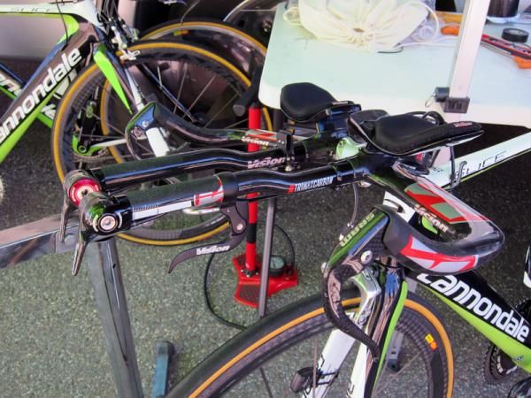 As is usually the case, Ivan Basso's (Liquigas-Cannondale) aero bars are fitted with a third brake lever so he can check his speed without breaking his tuck.
