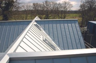 zinc roofing system with ventilated construction