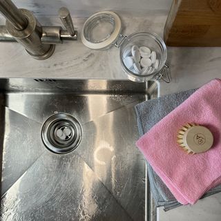 Cleaning a kitchen sink drain with denture tablets