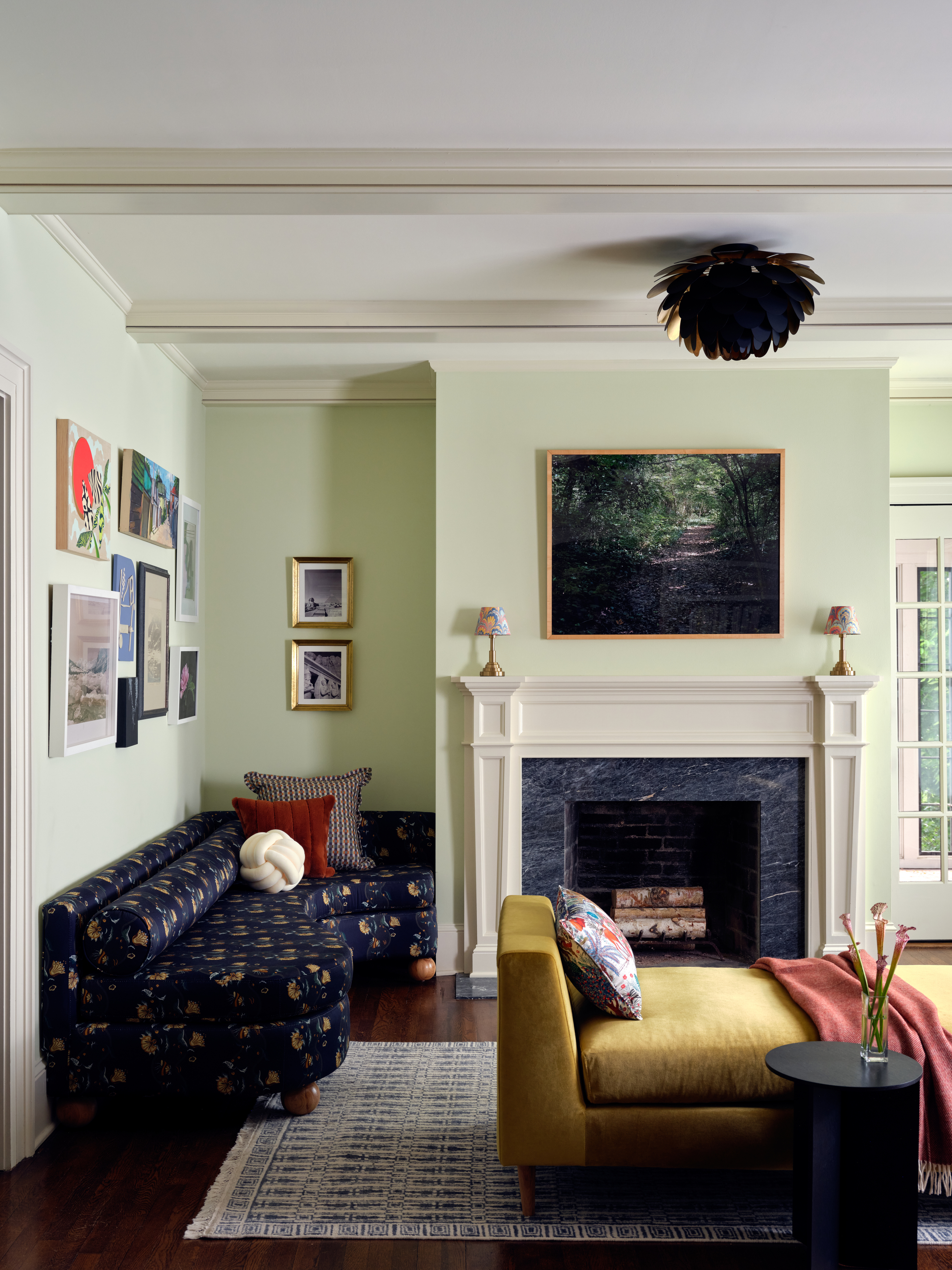 A living room with a flush mount light on the ceiling 